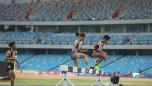La coureuse vietnamienne Nguyên Thi Oanh en lice pour le 3.000 m haies aux SEA Games 32, au Cambodge. Photo : VNA