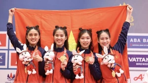 L'équipe d'escrime a aidé le Vietnam à remporter la 100e médaille d'or aux 32e SEA Games. Photo : Minh Quyêt/VNA