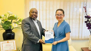 L’ambassadrice vietnamienne Tran Thi Thu Thin et le Dr João Gabriel de Barros, recteur de l’Université Joaquim Chissano du Mozambique. Photo : baoquocte.