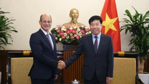 Le vice-ministre vietnamien Nguyen Manh Cuong (à droite) a souhaité la bienvenue à Rogelio Sierra Diaz à l’occasion de sa visite au Vietnam. Photo : baoquocte.