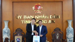 Le vice-président du Comité populaire de la province de Long An, Pham Tan Hoa, (à droite) et le président de KOCHAM, Kim Nyoun Ho. Photo : TNO.
