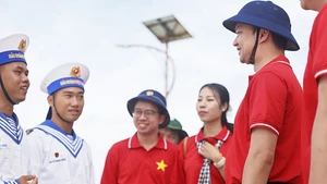 La délégation “Jeunesse pour la mer et les îles de la Patrie” du Comité central de l'Union des jeunes communistes Ho Chi Minh rend visite aux soldats de Truong Sa. Photo : NDEL.