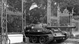 Un char de la Brigade blindée 203, relevant de la Division 304 du Corps d’armée 2, entre dans le Palais de l’Indépendance à midi, le 30 avril 1975. Photo : VNA.