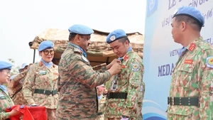 Le lieutenant-général Mohan Subramanian remet la médaille de maintien de la paix de l’ONU au personnel de l'hôpital de campagne de niveau 2 n°6 du Vietnam. Photo : Hôpital de campagne.