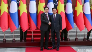 Entretien entre le président vietnamien Luong Cuong et le dirigeant lao Thongloun Sisoulith