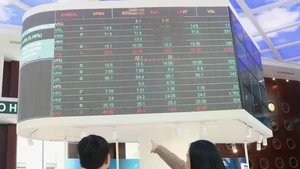 Investisseurs à la Bourse de Ho Chi Minh-Ville. Photo : VNA.