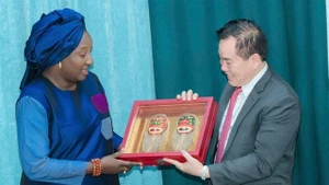 Pham Quang Long, chef de la délégation vietnamienne de vovinam et président de l’Institut des sciences de la formation aux arts martiaux vietnamiens, rencontre la ministre Khady Diene Gaye et lui remet des cadeaux. Photo : Baovanhoa.