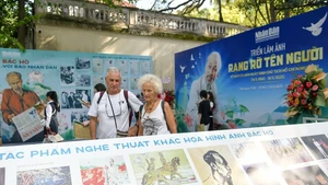 « La Gloire du nom du Président Hô Chi Minh » : une exposition qui unit les lecteurs de toutes les générations