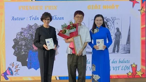 Le premier prix est décerné à Tran Khac Khoan pour son œuvre « Bai van ve trung vit lon ». Photo : Baoquocte.