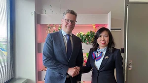 La vice-ministre vietnamienne des Affaires étrangères, Le Thi Thu Hang et le secrétaire d'État du ministère estonien des Affaires étrangères, Martin Roger. Photo : Baoquocte.