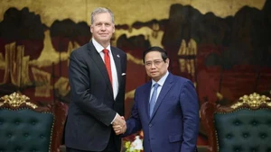 Le Premier ministre Pham Minh Chinh (droite) et Steven Kobos, président-directeur général du groupe américain Excelerate Energy. Photo : VNA.