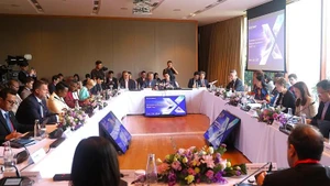 Table ronde ministérielle sur la confiance numérique. Photo : VNA.