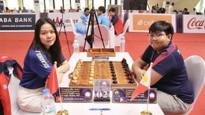 La Vietnamienne Doàn Thi Hông Nhung (à gauche) a remporté une médaille d’or en ouk chaktrang aux SEA Games 32 au Cambodge. Photo : VNA.