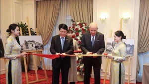 Le président vietnamien Luong Cuong (deuxième à gauche) et le président hongrois Sulyok Tamas (deuxième à droite) ont coupé le ruban pour inaugurer l’exposition, à Hanoi, le 28 mai. Photo : VNA