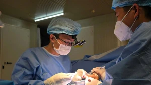 Les médecins et infirmiers de l’hôpital de campagne de niveau 2 No 6 du Vietnam ont réalisé avec succès une opération complexe pour sauver un doigt gravement blessé d’un patient de nationalité pakistanaise. Photo : VOV.