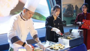 L'art de la fabrication de galettes de seiche d'Ha Long. Photo : baoquangninh.vn