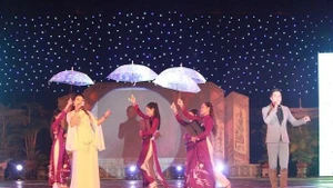Le programme artistique "Parfums et couleurs de l'automne" s'est déroulé dans la nuit du 8 octobre sur la scène du Palais Thai Hoa. Photo : VNA