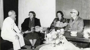L’oncle Hô et la famille de l’avocat Loseby en 1960. Photo d'archives : Musée Hô Chi Minh.