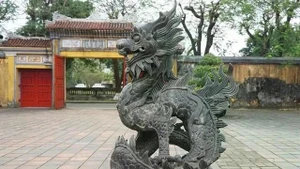Statue de dragon de la période de l’empereur Thiệu Trị (1841-1847) placée devant le théâtre Duyệt Thị Đường, dans la Cité impériale de Huê. Photo : VNA.