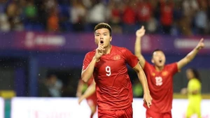 Van Tùng marque deux buts lors du match contre la Malaisie, le 8 mai au Prince Stadium à Phnom Penh. Photo : VNA.