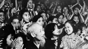 À l’occasion de la Journée internationale de l’enfance du 1er juin, le soir du 31 mai 1969, au Palais présidentiel, le Président Hô Chi Minh a assisté à un spectacle artistique offert en son honneur par les enfants de la capitale. Photo d'archives : VNA