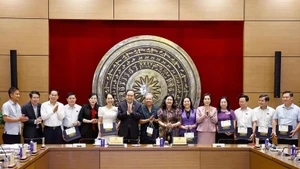 Le président de l'Assemblée nationale (AN), Tran Thanh Man, a rencontré le 29 mai à Hanoï les députés de diverses législatures de la province de Hau Giang. Photo . VNA.