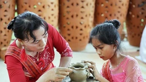 L'art de la poterie du peuple Cham a été inscrit par l'UNESCO sur la Liste du patrimoine culturel immatériel nécessitant une sauvegarde urgente. Photo : NDEL