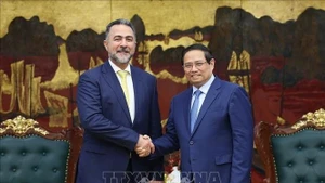 Le Premier ministre Pham Minh Chinh (à droite) serre la main du vice-président chargé des opérations de l’Autorité d’investissement d’Oman (OIA), le cheikh Nasser bin Suliman Al Harthi, à Hanoi, le 29 mai. Photo : VNA.