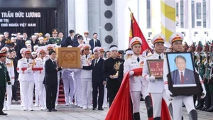 Les dirigeants et anciens dirigeants du Parti et de l'État ont conduit le cercueil de l’ancien président Tran Duc Luong vers le char funèbre, l'accompagnant à sa dernière demeure. Photo : VNA.