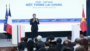 Le président français Emmanuel Macron s’adresse aux dirigeants et aux étudiants de l’USTH. Photo : tienphong.vn