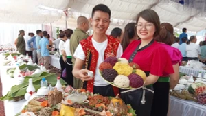 La gastronomie lors de la fête du « Têt Xíp xí ». Photo : VOV.