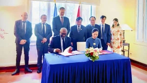 Les responsables du Musée de la Victoire de Dien Bien Phu et du Mémorial de Caen signe un accord de coopération. Photo : VOV.