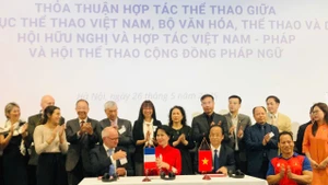 Un protocole de coopération a été signé entre le Département des Sports (relevant du ministère de la Culture, des Sports et du Tourisme), l’Association d’amitié et de coopération Vietnam - France, et l’Association francophone pour le sport. Photo : Minh Hanh/NDEL.