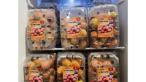 Les produits de litchis à maturité précoce ont un emballage orné du drapeau vietnamien. Photo : conthuong.vn.com
