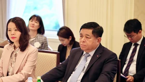 Le vice-Premier ministre Nguyen Chi Dung a souligné : « Les dirigeants vietnamiens accueillent très favorablement les projets du groupe SK et confirment que SK est un partenaire stratégique et important du Vietnam ». Photo : VGP. 
