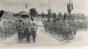 Célébration de la prise du Palais du Tonkin par le Viêt Minh, le 19 août 1945. Photo : Centre des Archives nationales III.