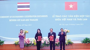 Le Premier ministre Pham Minh Chinh et la Première ministre thaïlandaise Paetongtarn Shinawatra ont assisté à la cérémonie de signature d’un protocole d’accord entre le Comité populaire de la province de Hưng Yên et le groupe WHA (Thaïlande) concernant le développement de la zone industrielle de Phù Cừ. Photo : baodautu.vn