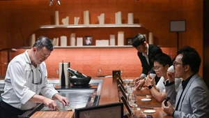 Le Teppanyaki chez Hibana by Koki est comme un voyage des sens, les plats sont méticuleusement préparés et servis dans un espace privé.
