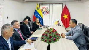 Le ministre vénézuélien des Sports, Franklin Cardillo, préside la séance de travail avec l'ambassadeur Vu Trung My. Photo : VOV.