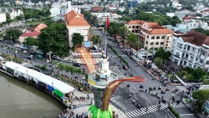 Le pont Ba Son à Hô Chi Minh-Ville relie le centre-ville à la zone urbaine de Thu Thiêm. Photo : VNA.