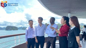 Le directeur du Centre du patrimoine mondial de l’UNESCO, Lazare Eloundou Assomo (au milieu). Photo : baoquangninh.vn