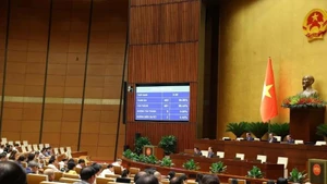L’Assemblée nationale adopte une résolution portant sur l’expérimentation de certains mécanismes et politiques spécifiques en faveur du développement du logement social. Photo : VNA.