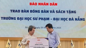 M. Ta Quang Dung remet une table de tennis de table aux normes officielles à l’Université de Pédagogie de l’Université de Da Nang. Photo : NDEL.