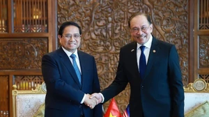 Le Premier ministre vietnamien Pham Minh Chinh (à gauche) rencontre son homologue malaisien Anwar Ibrahim en Malaisie. Photo : VNA.