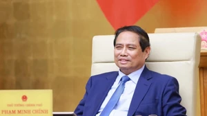 Le Premier ministre Phạm Minh Chính préside une réunion du gouvernement sur l'état de la décentralisation, de la répartition de pouvoir et de compétences liées au modèle d’organisation administrative à deux niveaux. Photo : VNA.