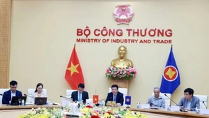 Le ministre vietnamien de l’Industrie et du Commerce, Nguyên Hông Diên (troisième à partir de la droite), participe à la réunion spéciale en ligne des ministres de l’Économie de l’ASEAN. Photo : VNA.