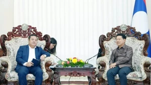 Le Président du Conseil des membres du Groupe chimique du Vietnam en réunion avec le Vice-Premier ministre de la RDP Lao, Saleumxay Kommasith. Photo : Vinachem.