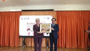 Le vice-président de l’Assemblée nationale vietnamienne, Le Minh Hoan, remet un cadeau au lycée 488 de la ville de Saint-Pétersbourg. Photo : VNA.