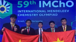 Les quatre élèves vietnamiens médaillés à la 59e Olympiade internationale de chimie Mendeleïev.