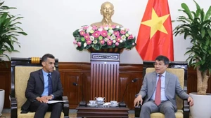 Le vice-ministre permanent Nguyen Minh Vu (à droite) reçoit M. Nasser bin Suliman Al Harthi, vice-président de l’Autorité d’investissement d’Oman (OIA). Photo : Thanh Long.